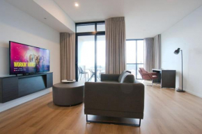 Beautiful Cambodian Inspired Apartment with Pool & Gym, Adelaide